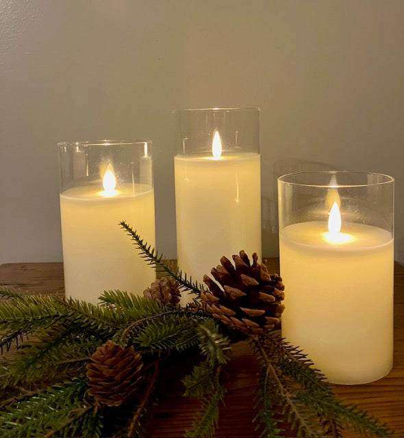 Set of 3 moving flameless cream color candles in glass